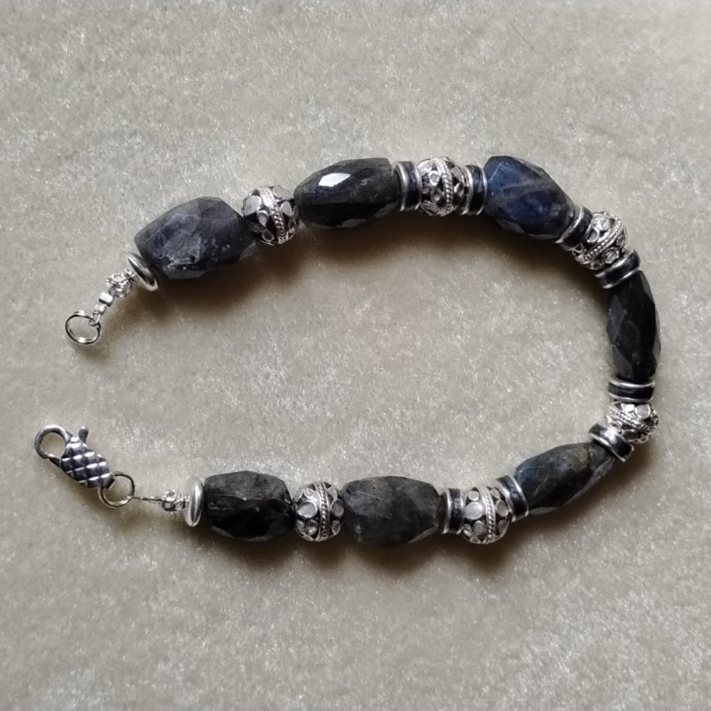 HAND CRAFTED LABRADORITE AND ENAMEL BEADS BRACELET - Picture 6 of 7
